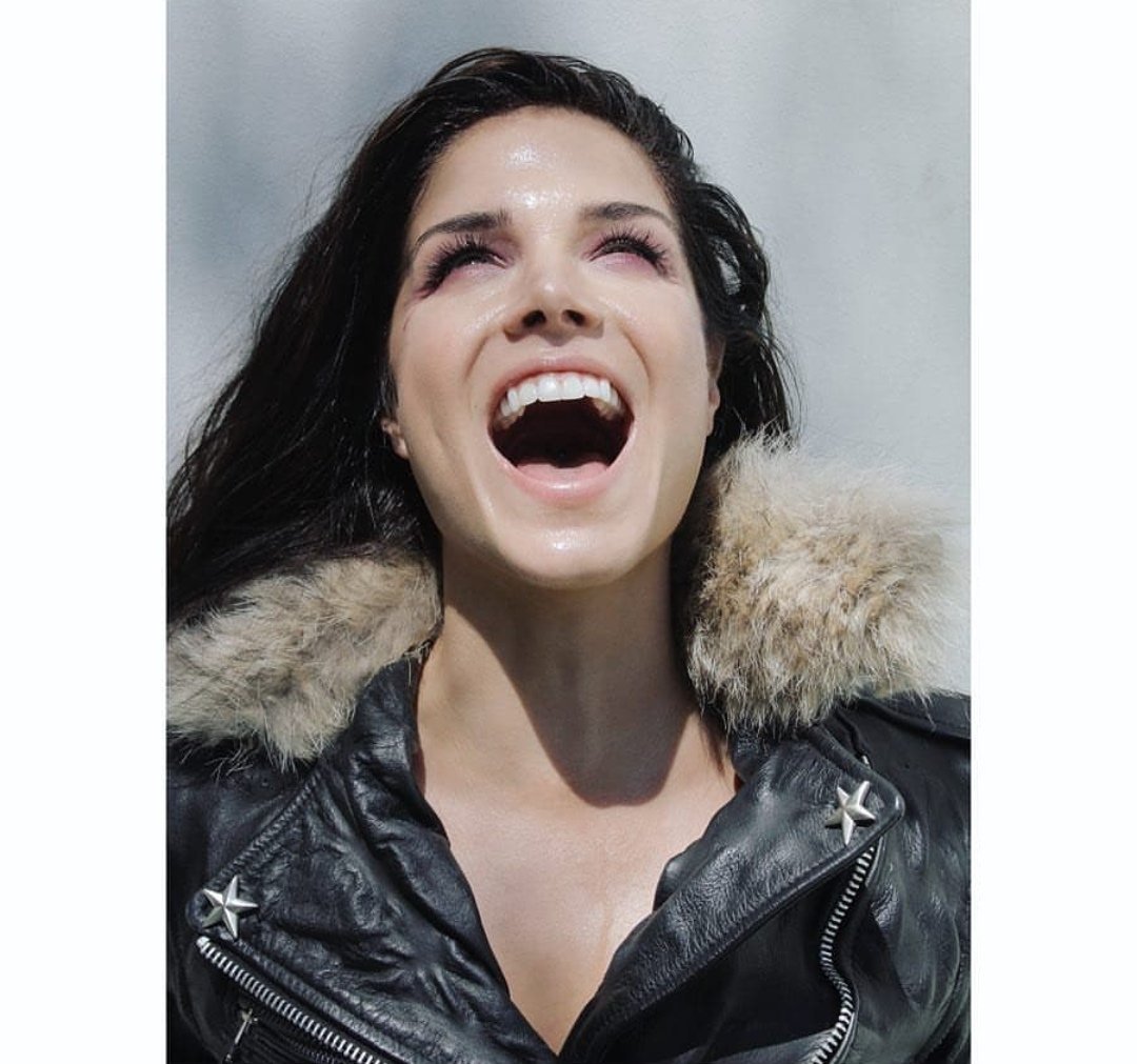 Avgernews's tweet photo. [PIC] We wish you all a very happy Christmas Eve with this new photo of Marie for #Imagista 🎄❤️ https://t.co/nPuWfZWb41