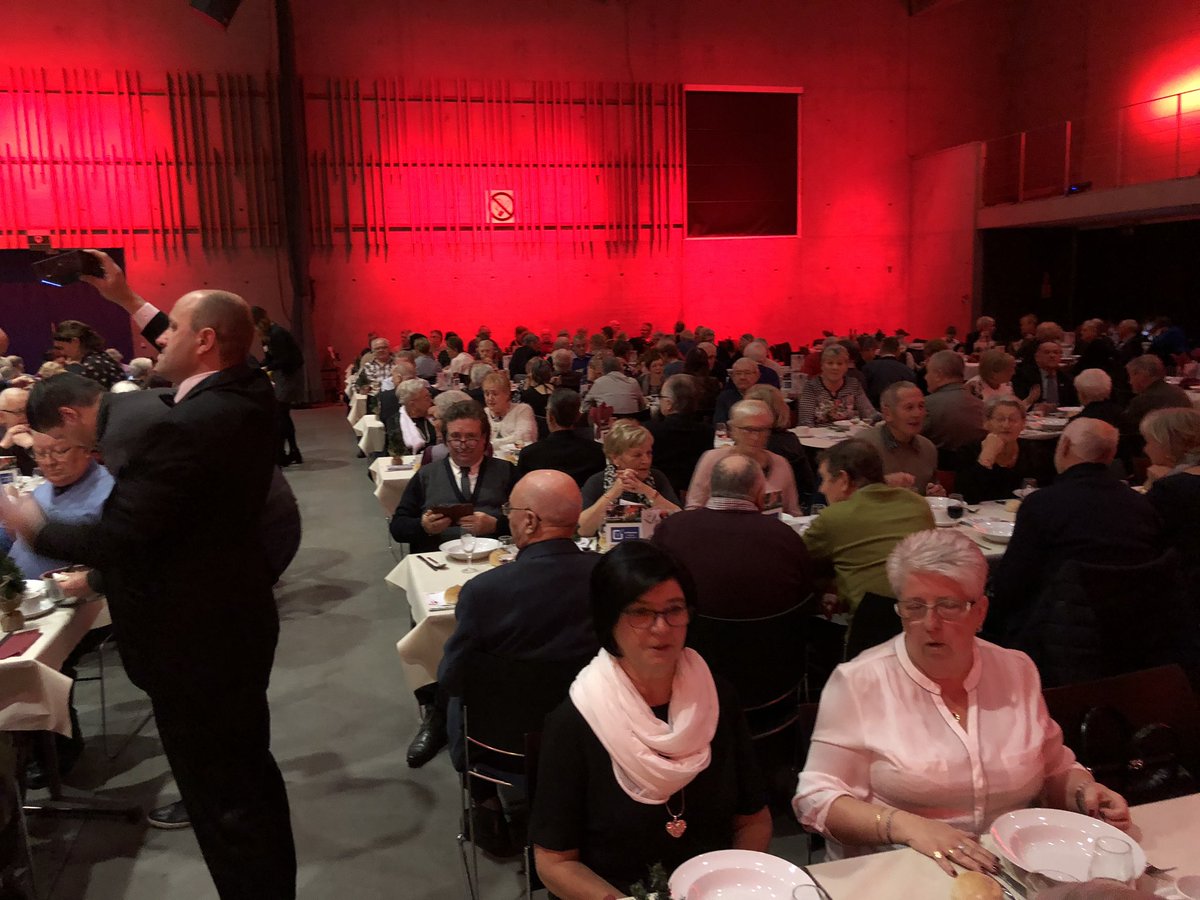 steve_vdb's tweet photo. Mijn vele deelnames aan activiteiten van “de warmste week” afsluiten met ons 42 ste kerstreveillon. Meer dan 530 senioren tevreden maken met een fantastisch feest en kerstboompluk. Bredene is en blijft dé warmste gemeente. #onzegemeentewerkt https://t.co/0TxAUsc9w9