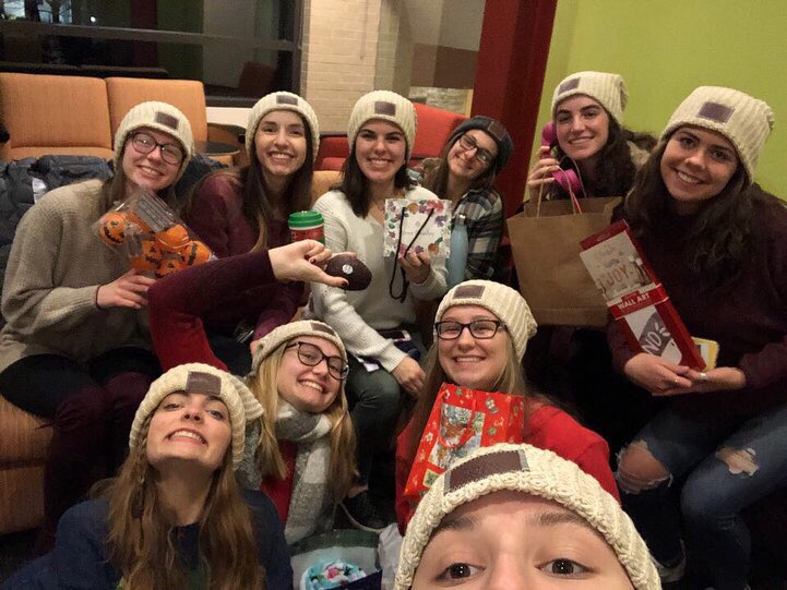 psPACK_Carthage's tweet photo. Happy Holidays from your favorite Carthage College Love Your Melon Crew! We hope you’re all enjoying your time with your loved ones ❤️💚 https://t.co/qUxt8ujFF9