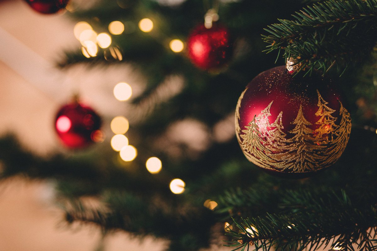 Happy holidays from all of us at Tetherow. 🎁✨ #tetherowresort #deckthehalls #christmaseve  #tetherow #happyholidays #holidayseason #backyardbend #bend #inbend #exploregon