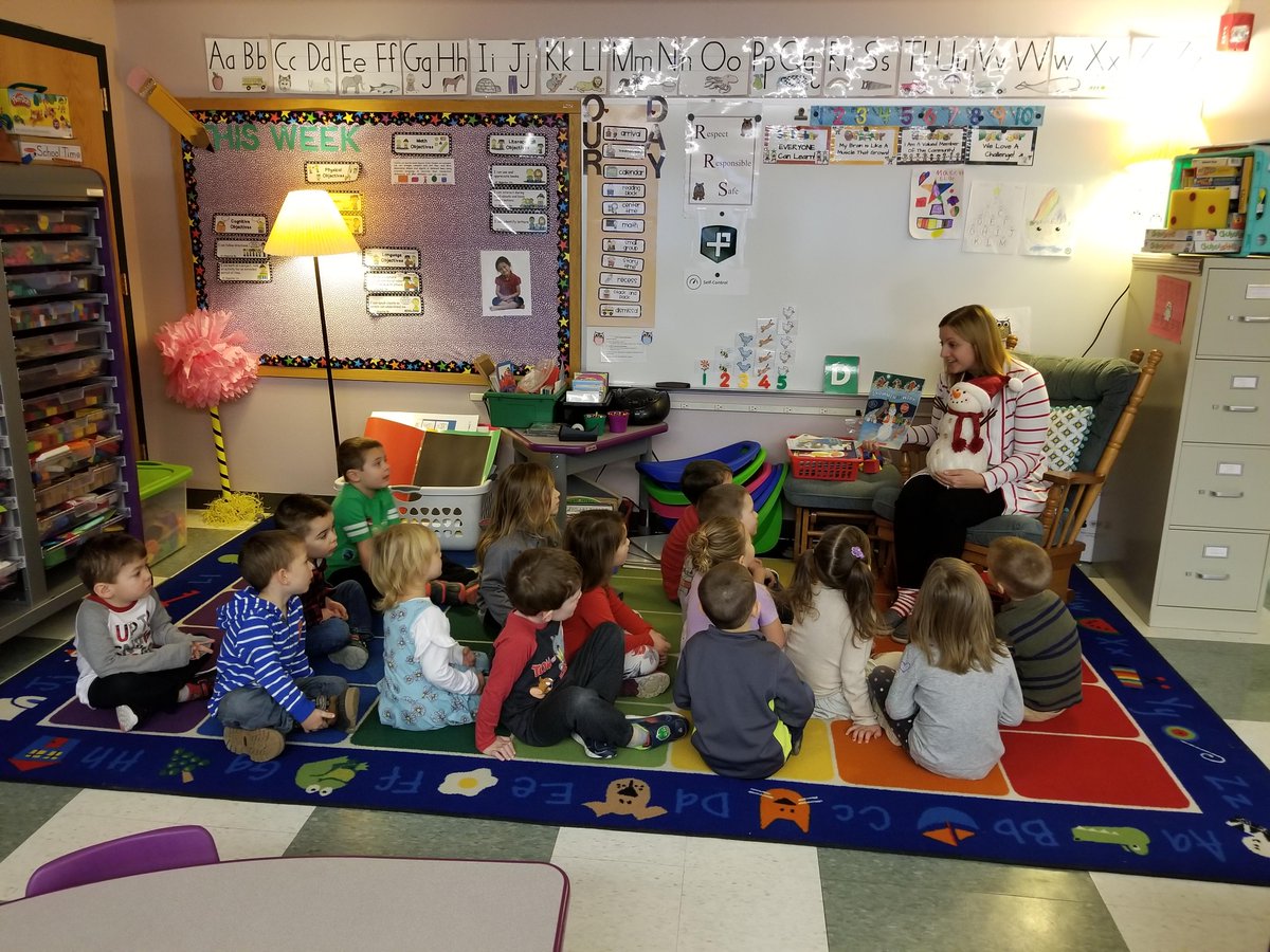HeuveltonCSD's tweet photo. Mrs. LeBeau read Snowmen At Work to K-2 students, and Silver Packages to 3-6 students. https://t.co/Ae3YB6zSWd