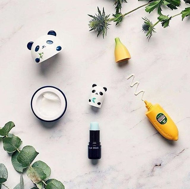 tonymolyuk's tweet photo. WAKE UP! With Christmas Eve there’s lots to do. Instantly de-puff and cool tired eyes while minimising the appearance of fine lines with this multitasking portable eye serum in a stick. Infused with nourishing and hydrating bamboo extracts, our Panda Dream So Cool Eye Stick … https://t.co/gl247sIIKx