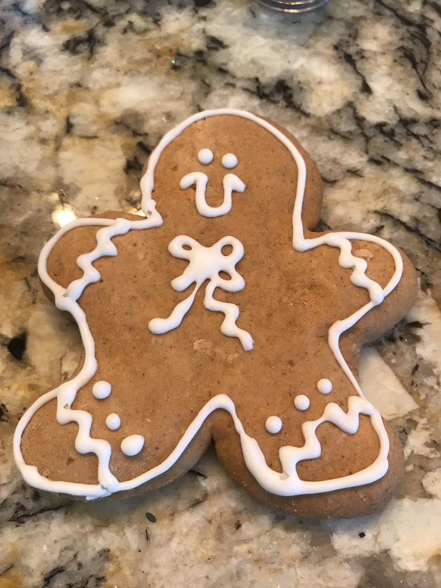 veronicaxxxooo's tweet photo. Christmas cookies & gingerbread men...These are a few of my favorite things 🎄 #SnowflakeCookies #Kiss #GingerbreadMen #ChristmasEve2018 https://t.co/AXNtlzoACf