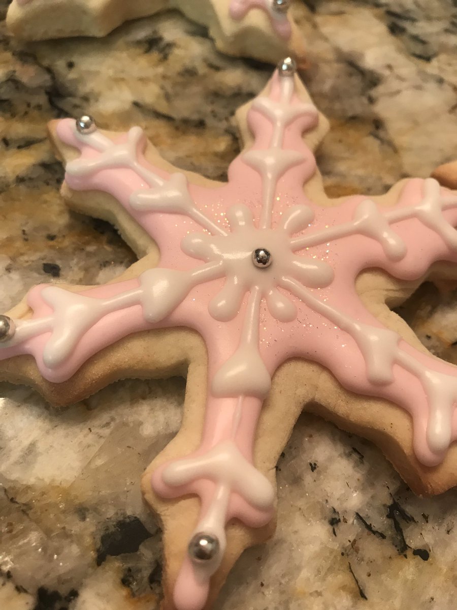 veronicaxxxooo's tweet photo. Christmas cookies & gingerbread men...These are a few of my favorite things 🎄 #SnowflakeCookies #Kiss #GingerbreadMen #ChristmasEve2018 https://t.co/AXNtlzoACf
