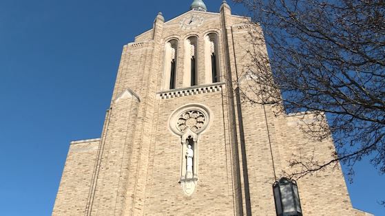 WLWT's tweet photo. Thousands attend Christmas Eve mass as holiday tradition https://t.co/LAruY11T6Z https://t.co/wKKhb4jolc