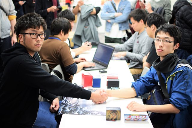 hareruya_Media's tweet photo. 【カバレージ】2018年はマジックコミュニティ「Onogames」の躍進の一年となった。増門もまたチームの一員として勝利を目指すが、彼の前に立ちはだかるのは北陸の強豪、山下 善旗。この戦いの行方やいかに?
準々決勝: 増門 健太(新潟) vs. 山下 善旗(石川)
https://t.co/hb8alSP42k #mtgjp #TLS18 https://t.co/NJt93XwX1y