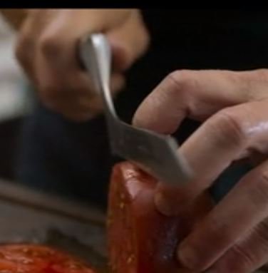 WriterIan's tweet photo. @NancySilverton Hi Nancy What is this knife you're using to slice those delicious tomatoes, please? See pic. Reply to ianrob222@gmail.com Thanks Ian https://t.co/z6smk8TapU