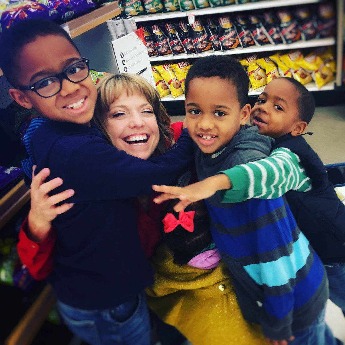 geax1906's tweet photo. As Santa flies from house to house and store teams provide last minute assists I can’t help but reflect on some of my favorite moments from the season. Teams really did bring joy to the communities they served. And my kiddos brought some joy too! #D306Activate #BestTeamInRetail https://t.co/b5gZXOjseo