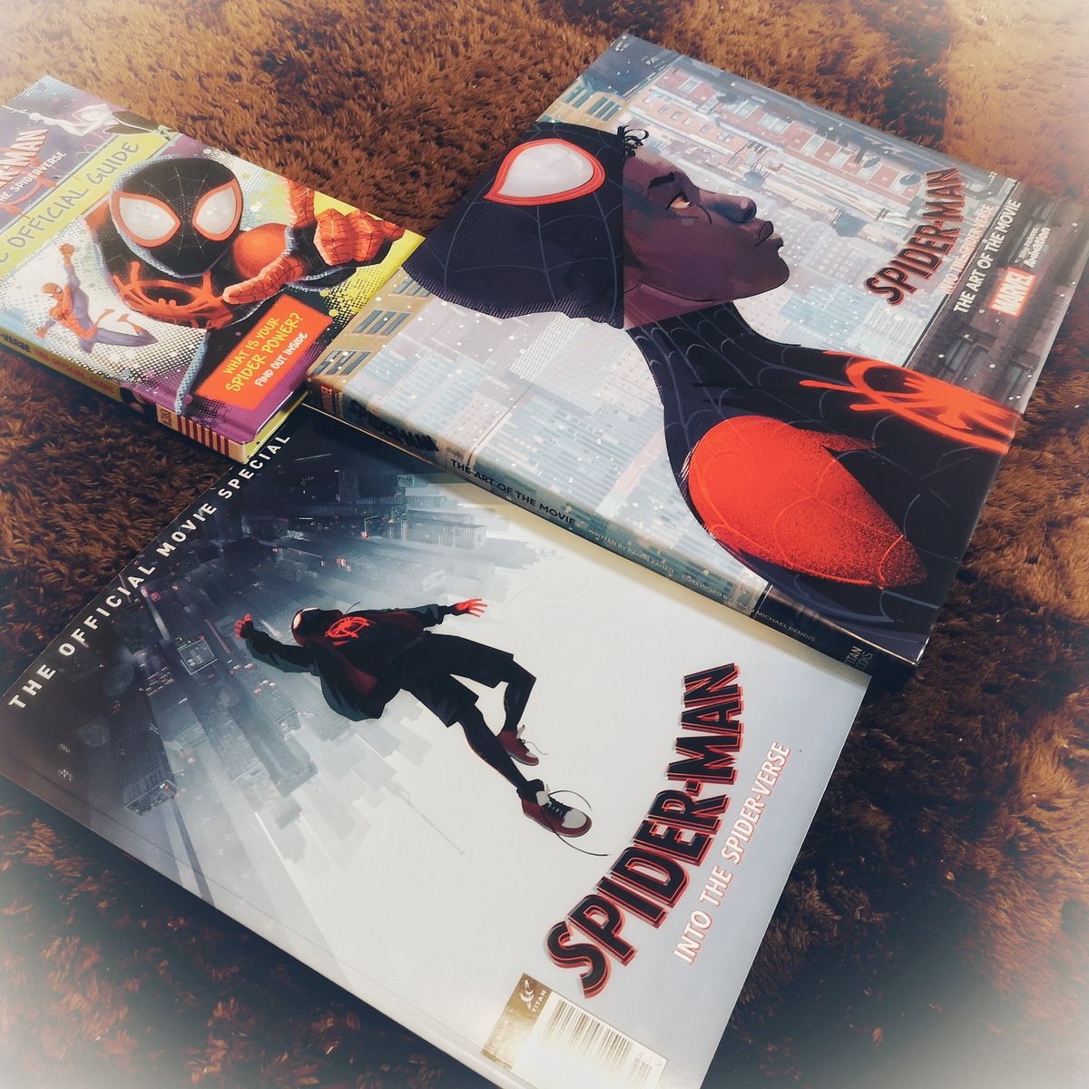 Mizuki Auf Twitter 映画 スパイダーマン スパイダーバース 関連本を主にペニーちゃんのために購入 表情集が最高です Art Of の美味しいとこ抜粋したのがofficial Movie Specialなのでこっちだけでもよいかも グゥエンやペニーは両方に収録 オフィシャル