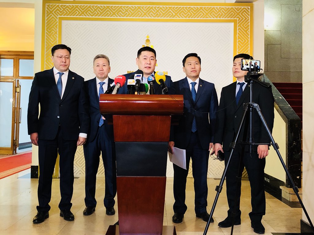 Энэ хэд маань талбай др жагсана гэнээ утаагаа яая гэж байхад иргэдээ хооронд нь талцуулаад бх юм дахиад 7 сарын 1-н шиг юм болж хэн нэгний амь нас хохирвол энэ 5 хариуцах л юм бхдаа 🧐🧐