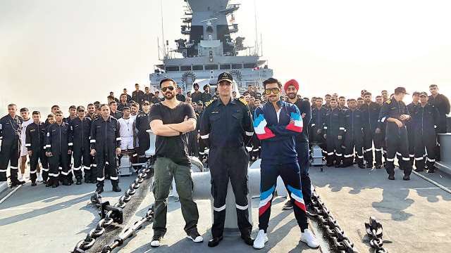 RanveeriansFC's tweet photo. [PRINT] Rohit and Ranveer meet the Indian navy. #3DaysToSimmba 

- via dna after hrs https://t.co/Y04cuX7DRW