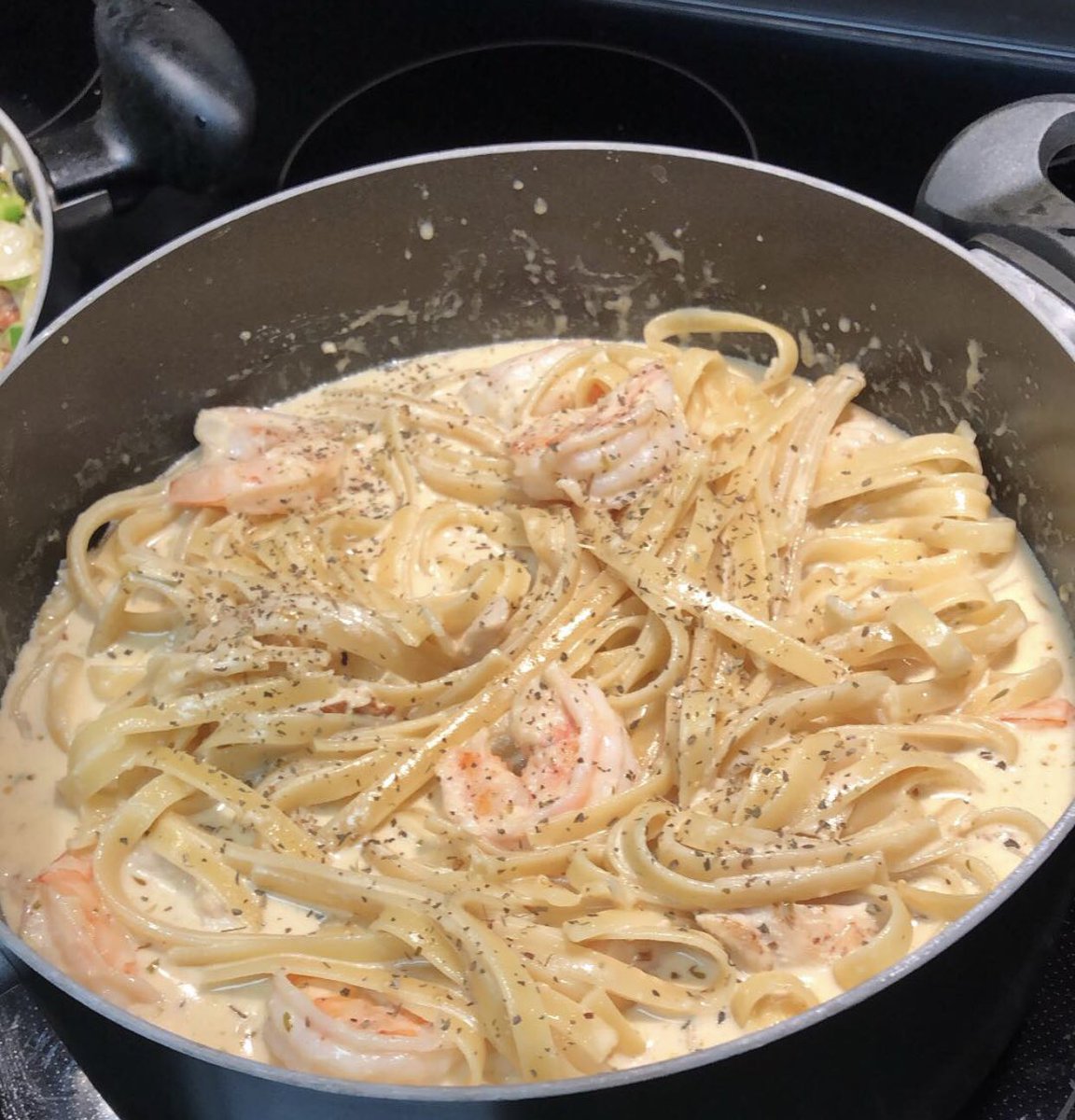 GrandmaCheesy77's tweet photo. Chicken and shrimp fettucine alfredo, recipe courtesy of @poeticchef1 🙌🏾🙌🏾🙌🏾 Happy Festivus! https://t.co/9XRc4SKsL5