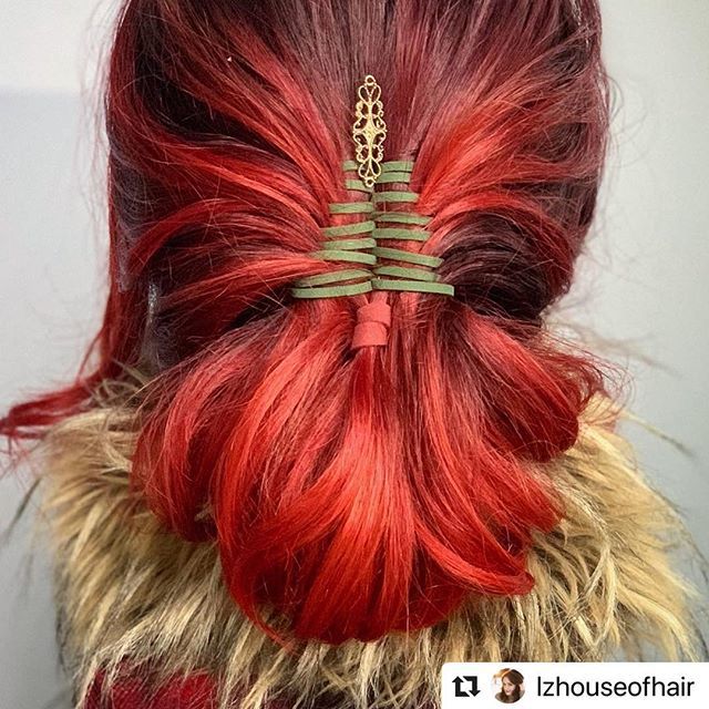 This is the most festive holiday hairdo we have ever seen!! Do you think we could pull off this look, @lzhouseofhair? #chicagogrammers #merrychristmasmonday bit.ly/2Se7IGG