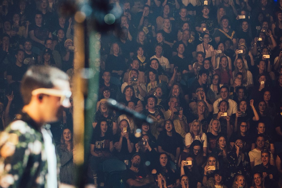 simplyycharlii's tweet photo. Thanks for capturing that amazing night and this awesome family photo @BradHeaton 💪🏼💛 @twentyonepilots #banditoperth https://t.co/PhpiRtlmAv
