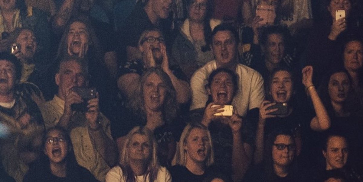 simplyycharlii's tweet photo. Thanks for capturing that amazing night and this awesome family photo @BradHeaton 💪🏼💛 @twentyonepilots #banditoperth https://t.co/PhpiRtlmAv