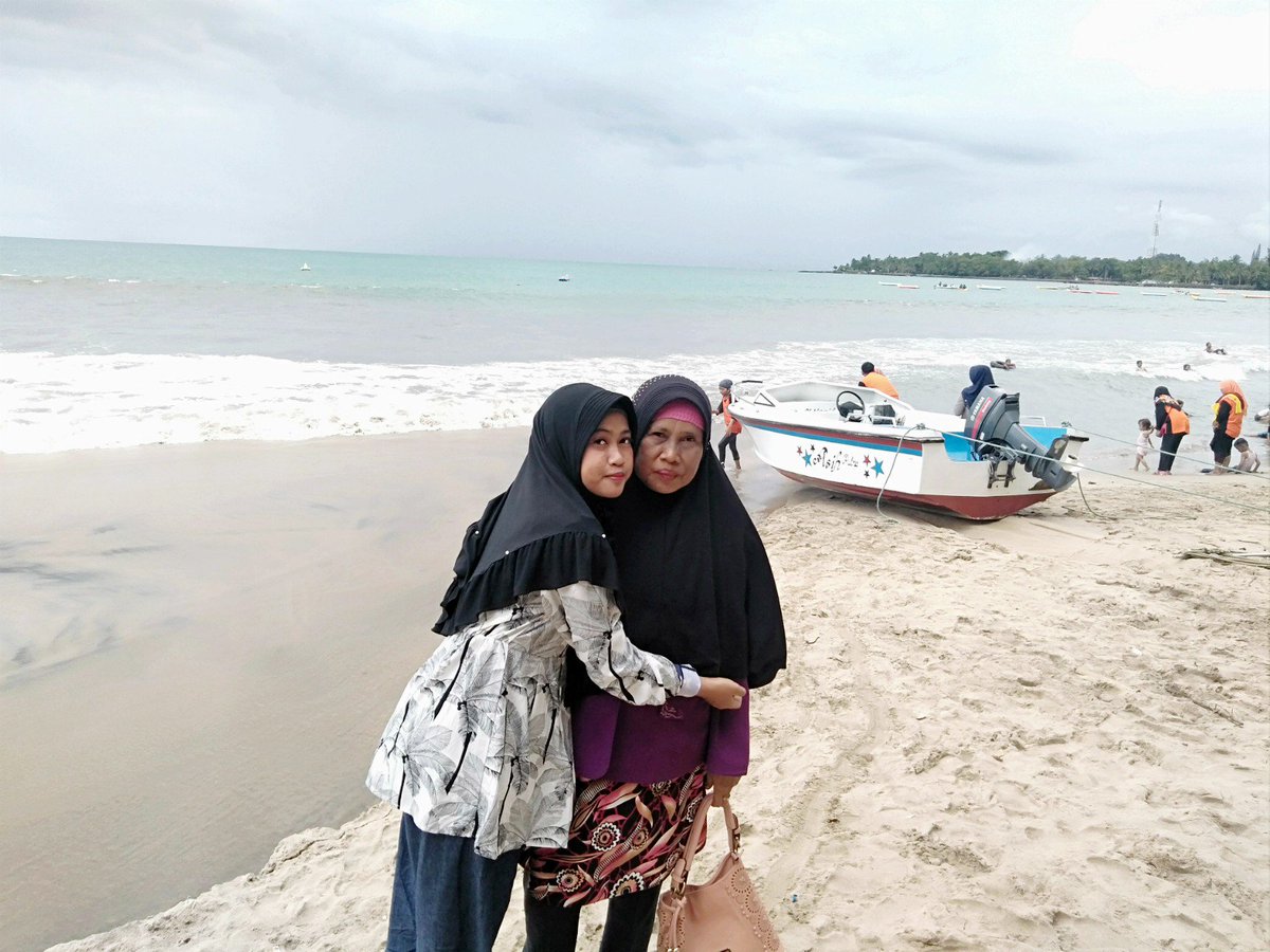 "Mama seneng yen,mama blom pernah kesini,tpi pulangnya jgn sore2 ya, "ku ajak mama ke pantai indah ini,dlm rangka hari ibu, poto ini sekitar 5 jam sblum bencana &amp; perahu di poto itu, sdh rusak wktu ku liat brita di TV 😩,turut berduka cita sedalamnya bagi korban #PrayForBanten