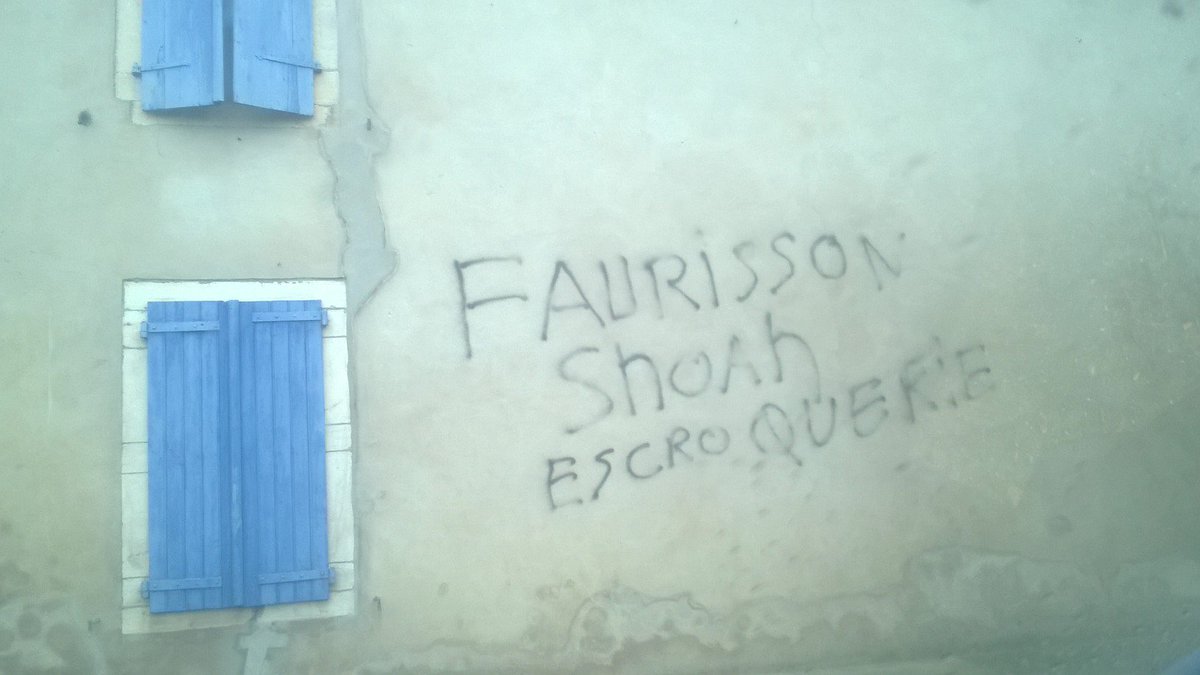 portail's tweet photo. @Fondation_Shoah 
J ai pris cette photo ce jour dans un village du Béarn, Escos, le long de la route. Deux murs de maisons ont ainsi été utilisés pour afficher cet antisémitisme, à l'attention des automobilistes. 24 décembre 2018. https://t.co/mzhd6C89lm