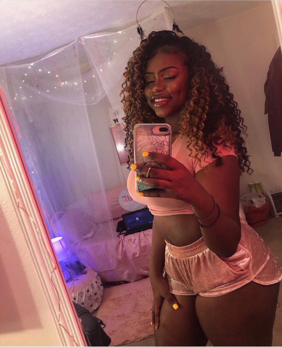 Enough with #birdbox is this a thick summerella lol jeesh <a href="/_Summerella_/">Summer B</a> 
 Am I the only one , who think she favor her a little ? 

Her IG:yofav_reesegold