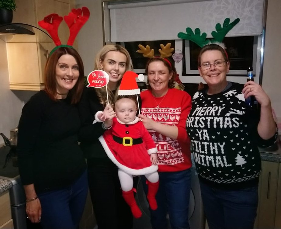 roberta1061's tweet photo. @kylieminogue Merry Xmas Kylie from us all here in Belfast 🎄🎄☃️☃️🎅🎅 hope you have a great day. Thank you for an AMAZING #GOLDEN year ❤❤ 🥃🥃 https://t.co/p72aQYXSX1