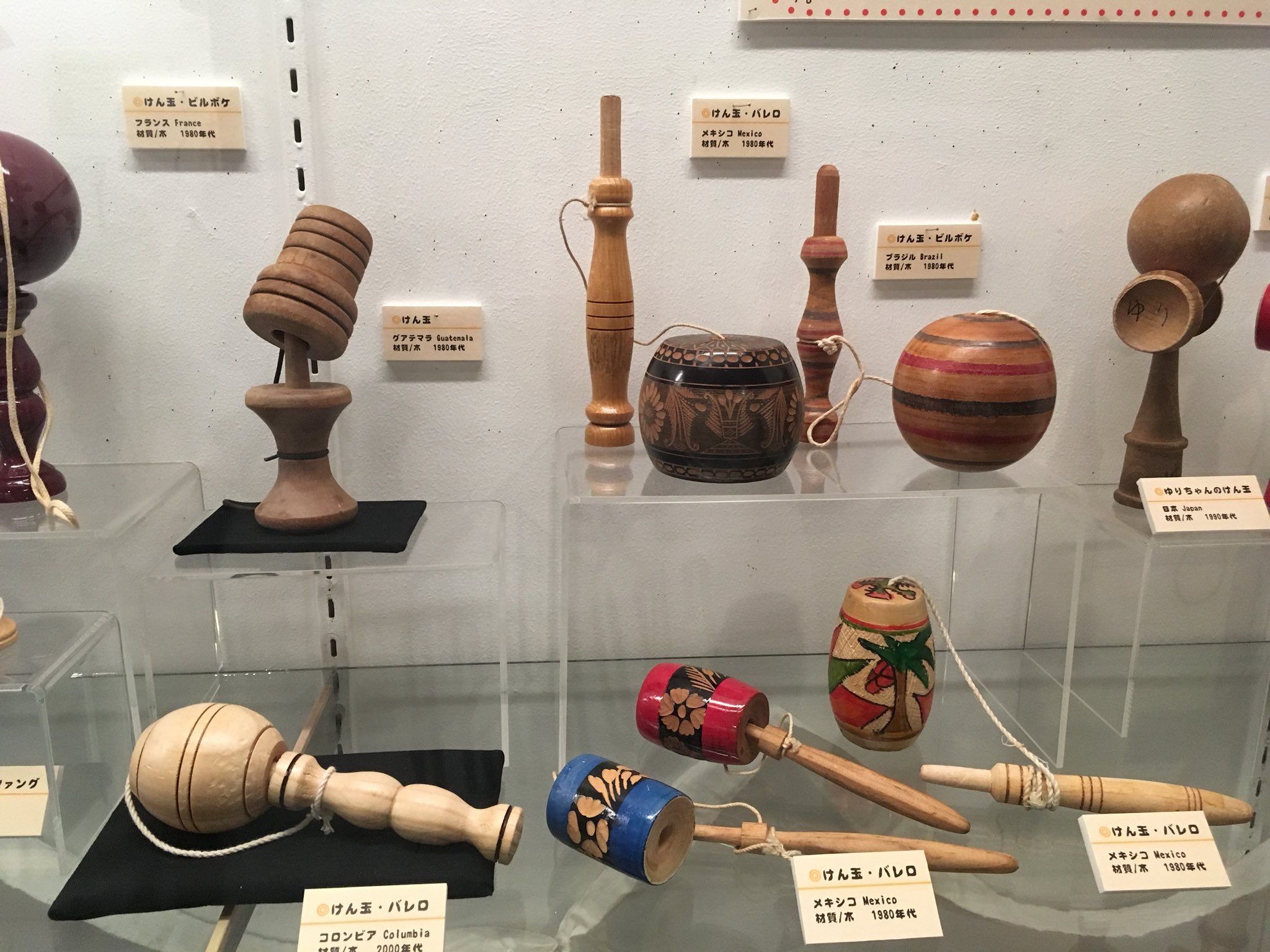 姫路けん玉教室 先日 日本玩具博物館へ行ってきました けん玉の元となったフランス 生まれのビルボケから様々なけん玉が展示されてて 大変見応えがありました