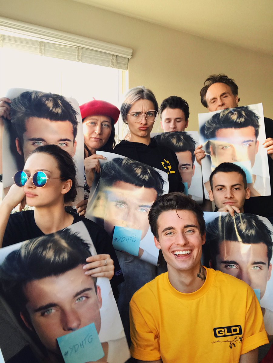 WeeklyChris's tweet photo. Got my family the gift of me for Christmas 😂😂 #merrychristmas https://t.co/fB6i46ykvf
