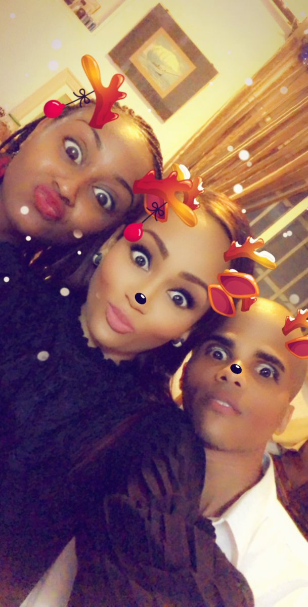 ysk10k's tweet photo. Au menu du réveillon de Noel : 
Des anecdotes en souvenir du temps passé, des fous-rires, des hugs, des grimaces, des moqueries, des selfies... un condensé de Bonheur et d’Amour pour célébrer la naissance du Christ ♥️🎅🏾😇
#ChristmasEve2018 #HappyChristmasEve #Withlove https://t.co/48GFBGyGPk
