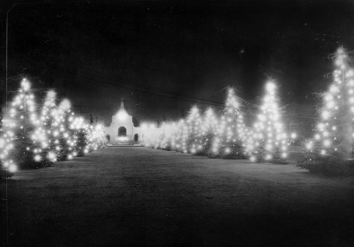 USC on X: "USC wishes you all a very merry Christmas. Enjoy this amazing photo of Christmas Tree Lane at Exposition Park during the 1920's. ✌️ Photo Credit: University of Southern California