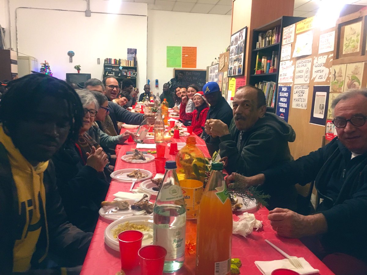 Eccoci al gran cenone della vigilia di #CasaDonGallo per festeggiare il Natale insieme al dicembre di #NatalizzAzione e ai #3Anni di Casa Don Gallo.
Buon natale a tutt@ 
🎄💫❤️✊🏿🎄💫❤️✊🏿