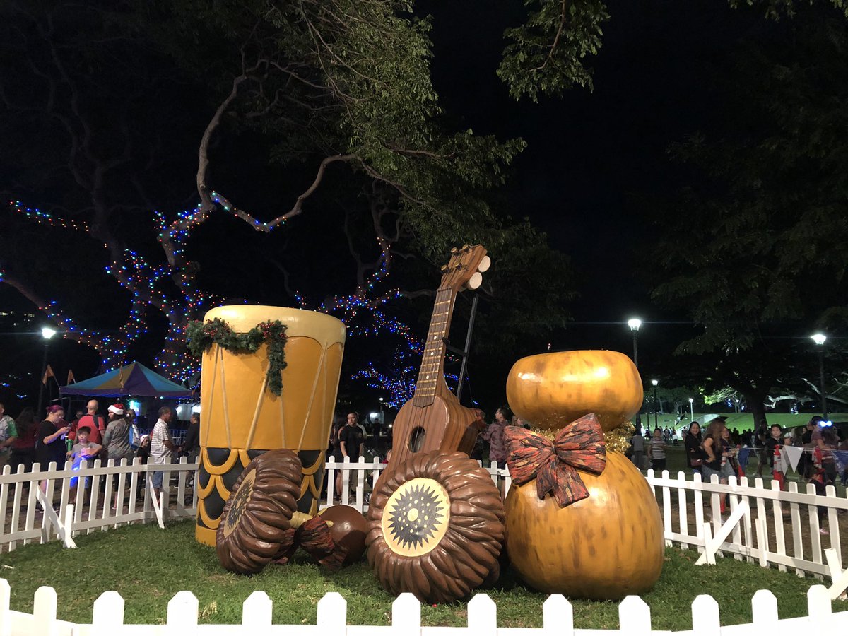 ajinthelife's tweet photo. Holidays in Hawaii. Merry Christmas Eve everyone! Did you get a chance to visit the Honolulu City Lights yet? #christmas #honolulucitylights #hawaii https://t.co/XNXialsLKh
