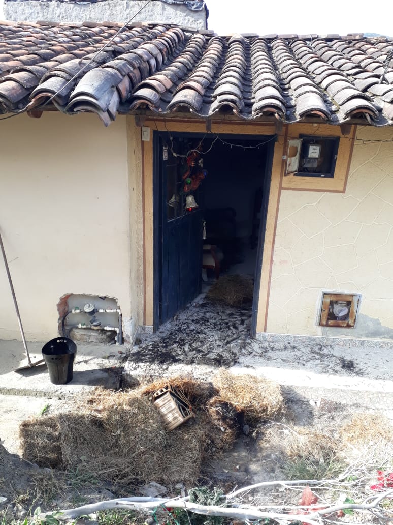 CuerpoUnion's tweet photo. 24-12-2018  15:10
Se atendio incendio estructural en el perimetro urbano, una vivienda afectada por el fuego, al sitio se desplazo Maquina N° 2 con 3 unidades 
Regresando a las 16:00
@CITELDNBC @DNBomberosCol https://t.co/DPi9HYi6Oq