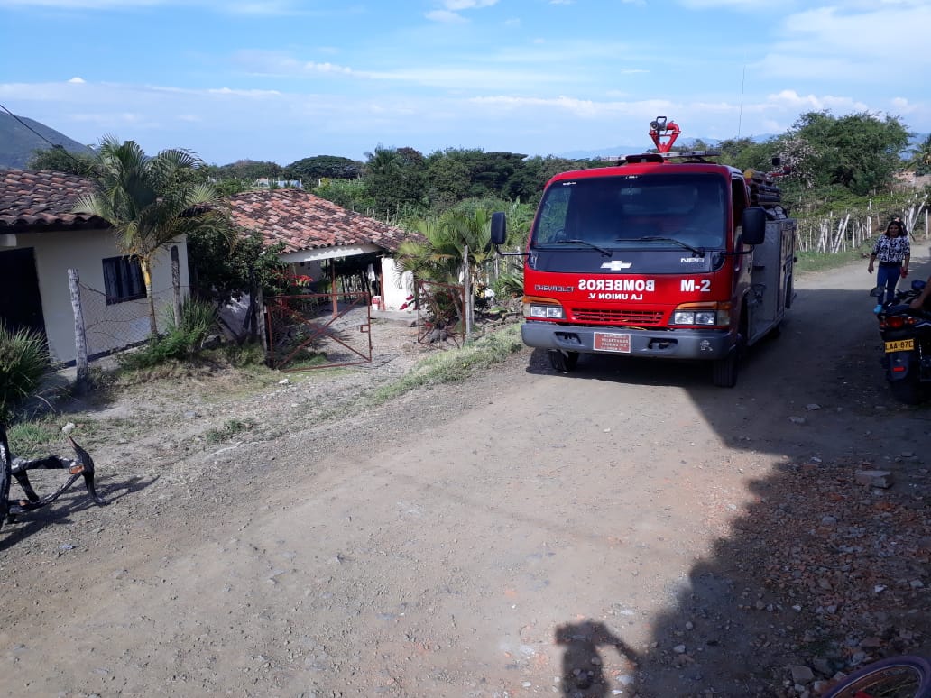 CuerpoUnion's tweet photo. 24-12-2018  15:10
Se atendio incendio estructural en el perimetro urbano, una vivienda afectada por el fuego, al sitio se desplazo Maquina N° 2 con 3 unidades 
Regresando a las 16:00
@CITELDNBC @DNBomberosCol https://t.co/DPi9HYi6Oq