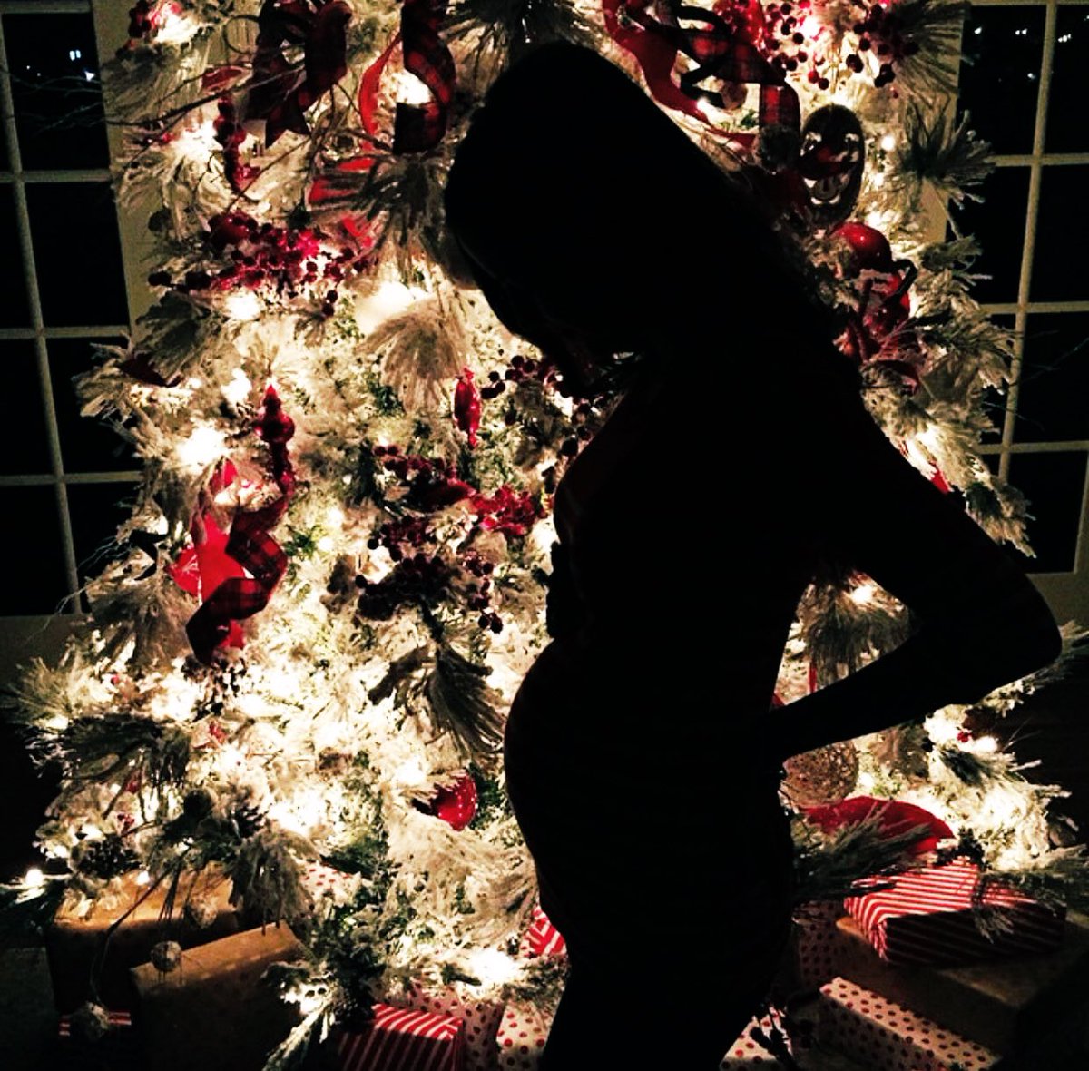 delenasweets's tweet photo. Right about now, on Christmas Eve, 
Damon is in the kitchen preparing Christmas dinner while Elena is in the living room with their two children and relaxing on the couch, watching Damon cook and sing. 

Elena is trying hard to hide her smile, because she has a Christmas secret. https://t.co/WMCIhHjqKE