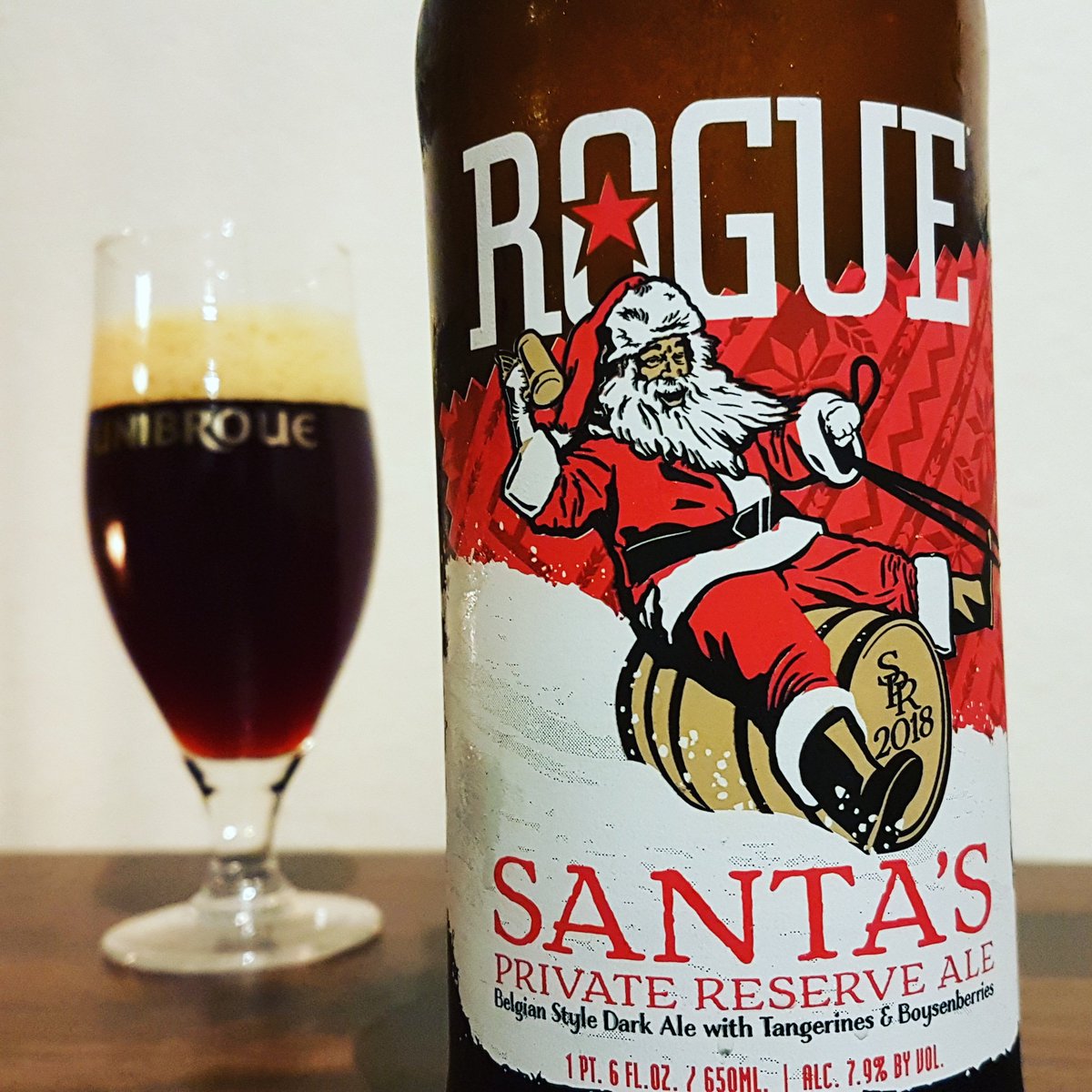 ¡Feliz Navidad!

Aquí partimos las celebraciones con una Santa's Private Reserve Ale. Una dark ale estilo belga de <a href="/RogueAles/">Rogue Ales & Spirits</a> con mandarina y boysenberry.

¿Qué tomas tú?
