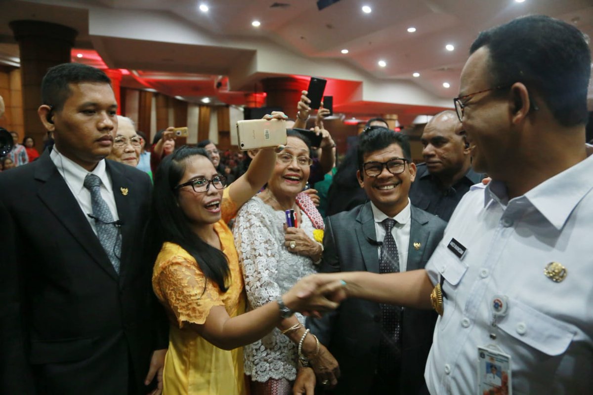 aniesbaswedan's tweet photo. Atas nama Pemprov DKI Jakarta kami menyampaikan selamat merayakan Hari Natal.⁣
⁣
Semoga persaudaraan, perdamaian dan kesederhanaan selalu menjadi bagian dari keseharian Kita semua di Jakarta.

https://t.co/FuRwRXR6DS

#HariNatal
#natal 
#natal2018 https://t.co/hkGLuzTZiy