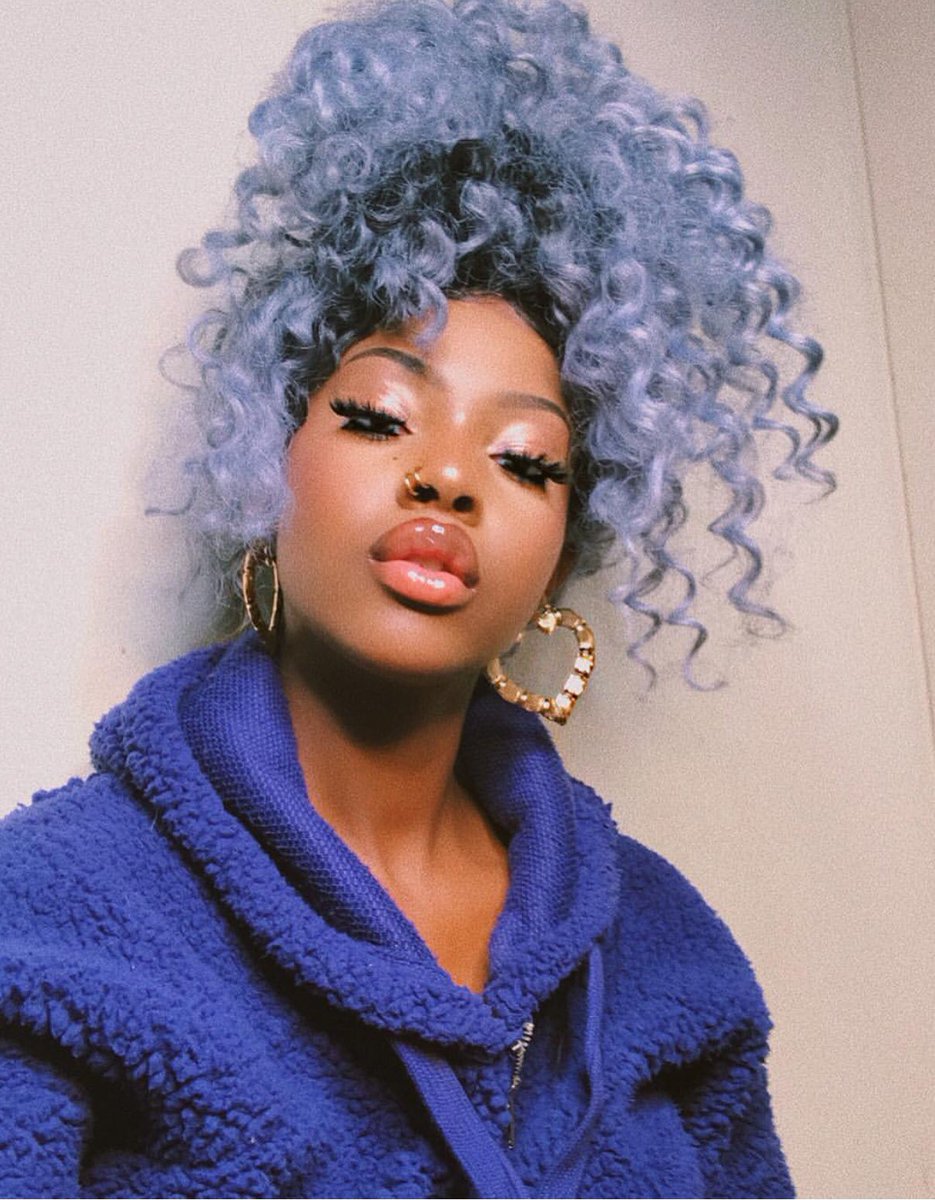 Icey Queen.. This is what winter look like ❄️🙈😍
#fulllipdoll #melaninpoppin #muahh

Her IG: crustysvm