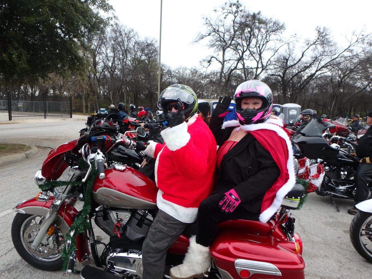 PixelRichPhotog's tweet photo. #ChristmasEve2018 #MerryChristmas2018 #VictoryV92 #VictoryMotorcycle #ToyRun #motovlog https://t.co/nhzl7TBhEL https://t.co/YAhCIhDM0w