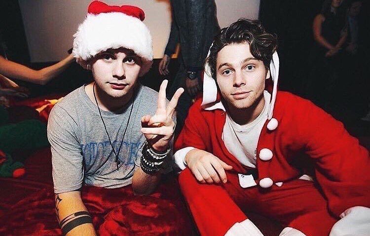 Merry Christmas to everyone! From me & Cleo, hope you're having a great night, afternoon, or something else. Also, hope you're not using fireworks to celebrate, bc that kills turtles :)
(Sorry for steal that pic, I don't have another)
