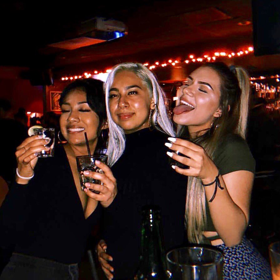 Happy Holidays from all of your favorite elves at Mom’s ✨🎄😘