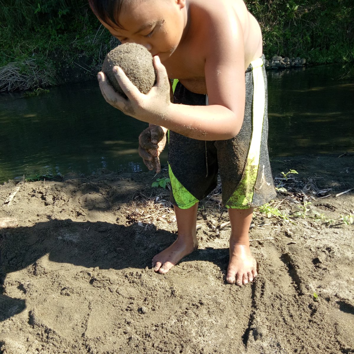aldgreat's tweet photo. Dinnugal. An Iloko term which means "clash of sand balls." Nagay-ayam kayo ba iti kastoy idi? #childhood #river https://t.co/F9WhMrzuVL