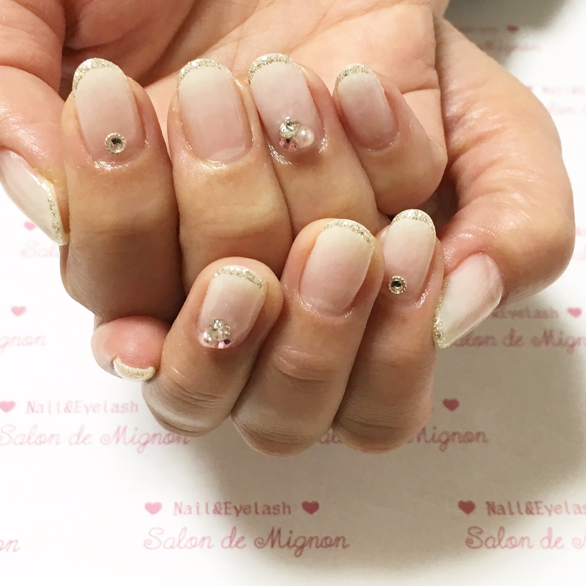 Salon De Mignonサロンドミニョン 定額制ネイル 6500円 カラーチェンジ 白ネイル 白グラデーション 白グラデ ｖカットストーン キレイめネイル 細フレンチ ラメライン T Co M6wb1emmrx Twitter