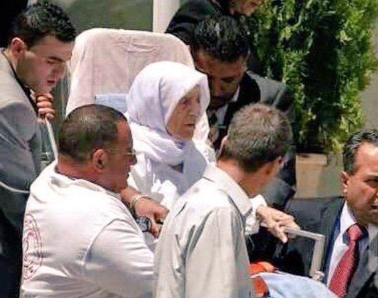 مات الشاعر محمود درويش ...؟
وماتت بعدهُ كل القصائد 
وكتبت على حيطان السجون
رواية لدرويش بنفس أم وقهوه 
ودوران الفصول حولها كأنها 
باب لد يذكرنا أن ألاتي اكبر