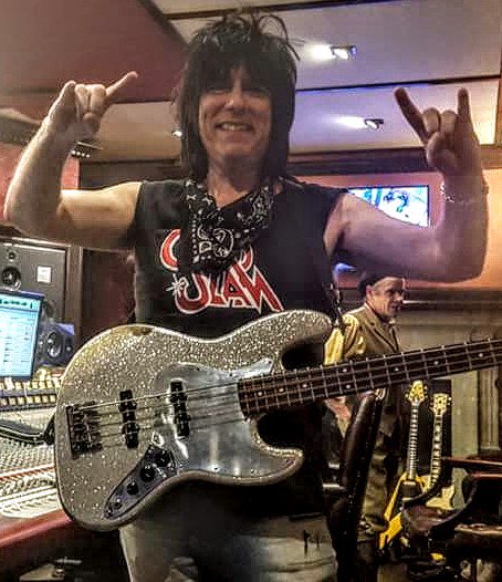 Dave_Raver's tweet photo. Wishing everyone a Magical  Christmas and a Rocktastic New Years - Lotsa love peeps XXXX #MerryChristmasEve #MerryChristmas2018  #Fenderjazz #AmpegSVT #Grandslam #Elitesstrings #TheBassCentre #rocknroll #MagicalFeast2018  #Sparkle https://t.co/o3o3JxwP2x