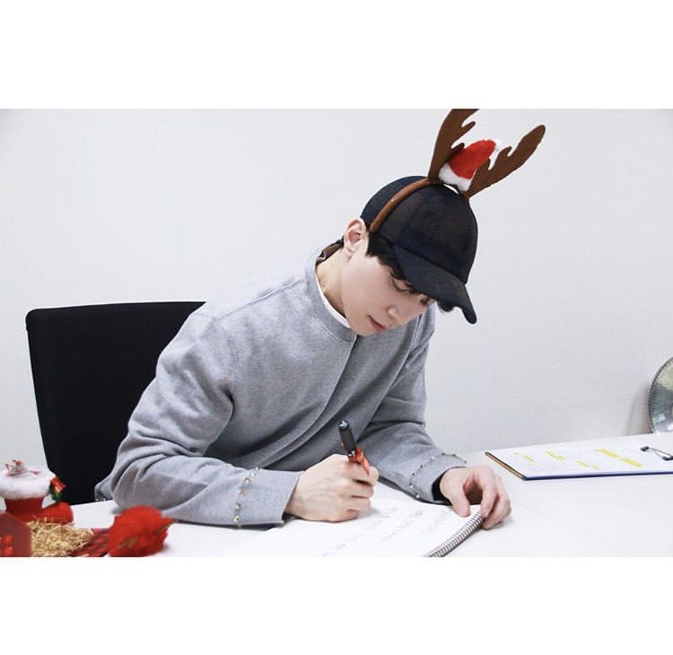 811106_DW's tweet photo. #이동욱
Merry Christmas for my dear🎁
https://t.co/0EEtDhDMBd https://t.co/v2Sn6qOvmI