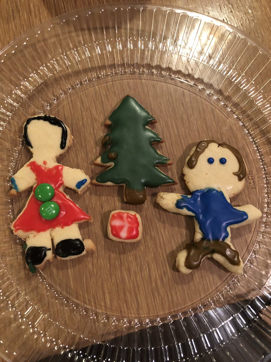 FilskovW's tweet photo. Cookie decorating..... done. ❤️.  Merry Christmas! https://t.co/joGAGzSih2