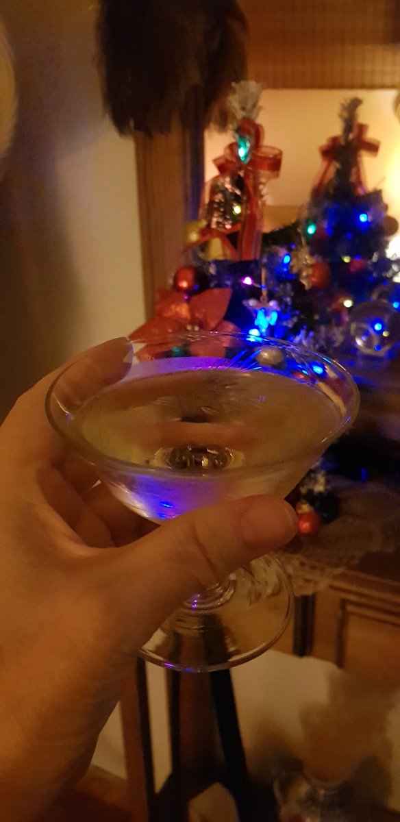 Greta_Romario's tweet photo. Por todos y todas mis cumpas tuitero/as: ¡Feliz por la última Navidad ceocrática, neoliberal y cleptocrática: chin chin!! https://t.co/etfCJi9mY3