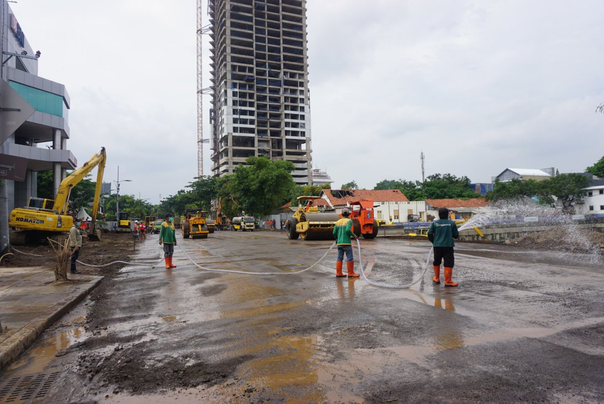 BanggaSurabaya's tweet photo. UPDATE

Proses pemadatan tanah masih berlangsung hari ini.

Petugas di lapangan melakukan berbagai macam cara agar Jalan Gubeng ini bisa beroperasi dengan baik nantinya https://t.co/76IMe9zcuq