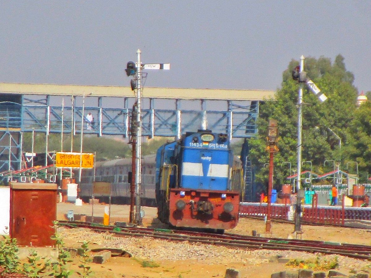 Samastipur WDM3D leads the ER 12372 Jaisalmer - Howrah Superfast Express Slowly Skipping Lalgarh Junction.
#IndianRailways #Trains