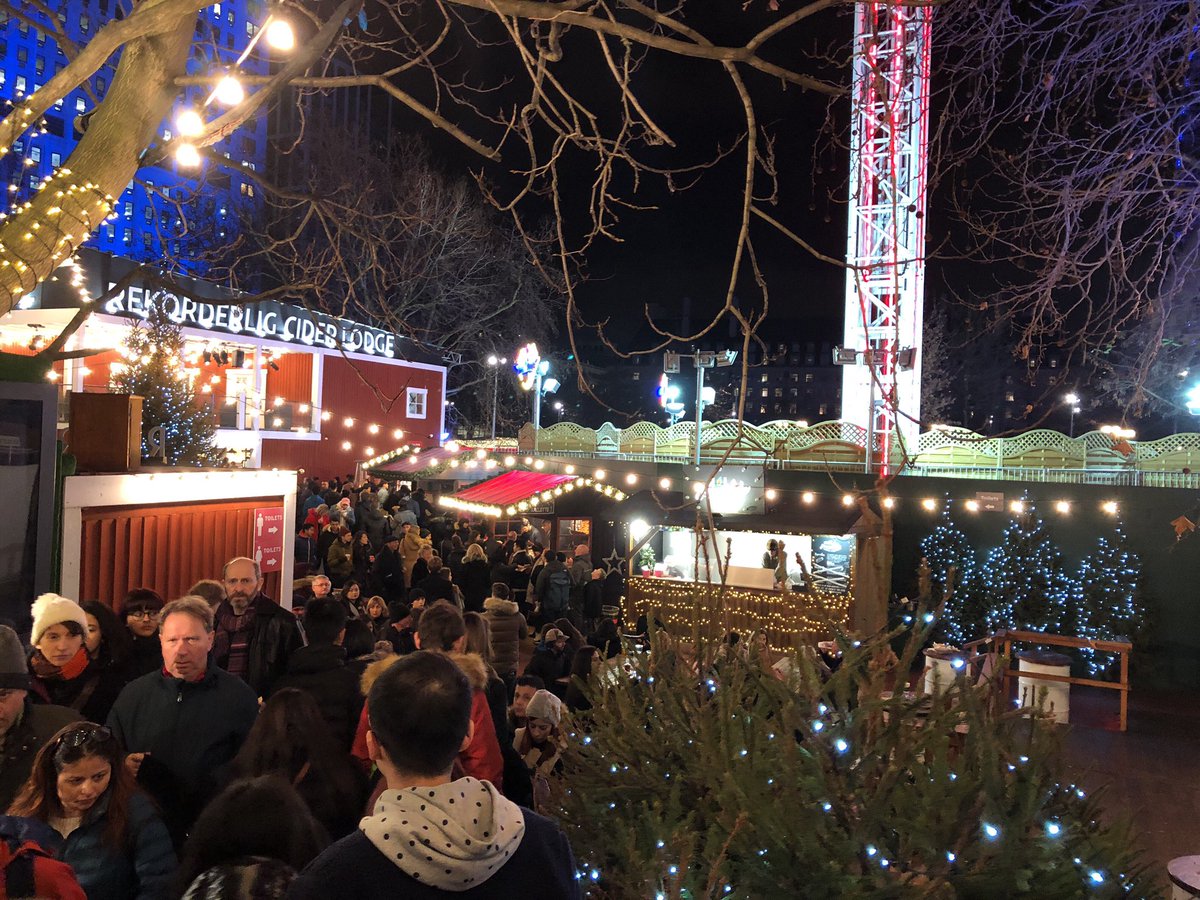 Oggi mi trovo nel mercatino di Natale di #SouthBank a #Londra in un fantastico scenario di luci 🇬🇧🎄 #travelblogger #viaggi #ChristmasMarket