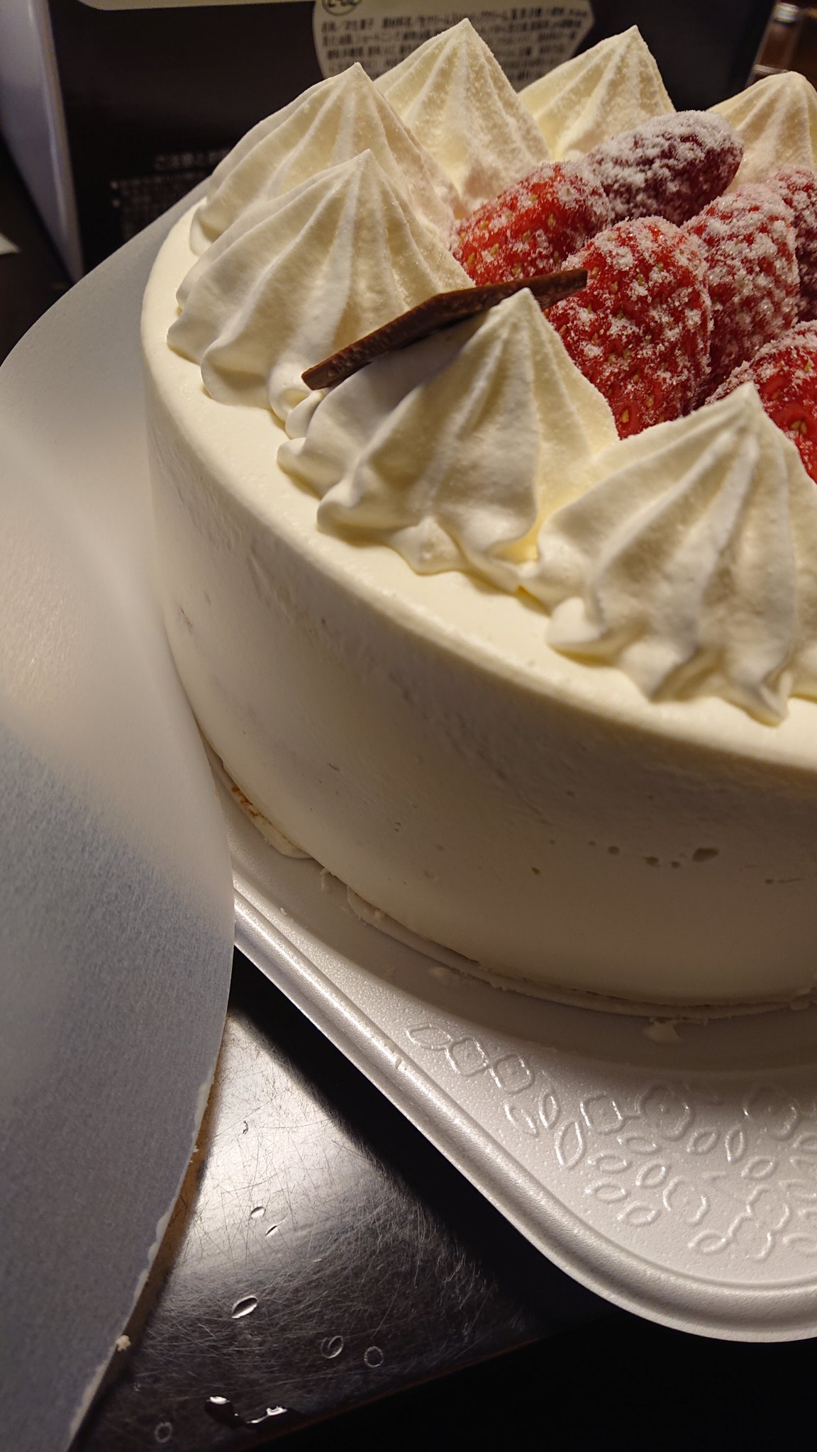 画像 ローソンのクリスマスケーキが半額になってたから購入 味より何より 外周のフィルムを剥がすときに全然クリームが張り付いてこなかったことに感動 昨日のファミマははげ まとめダネ