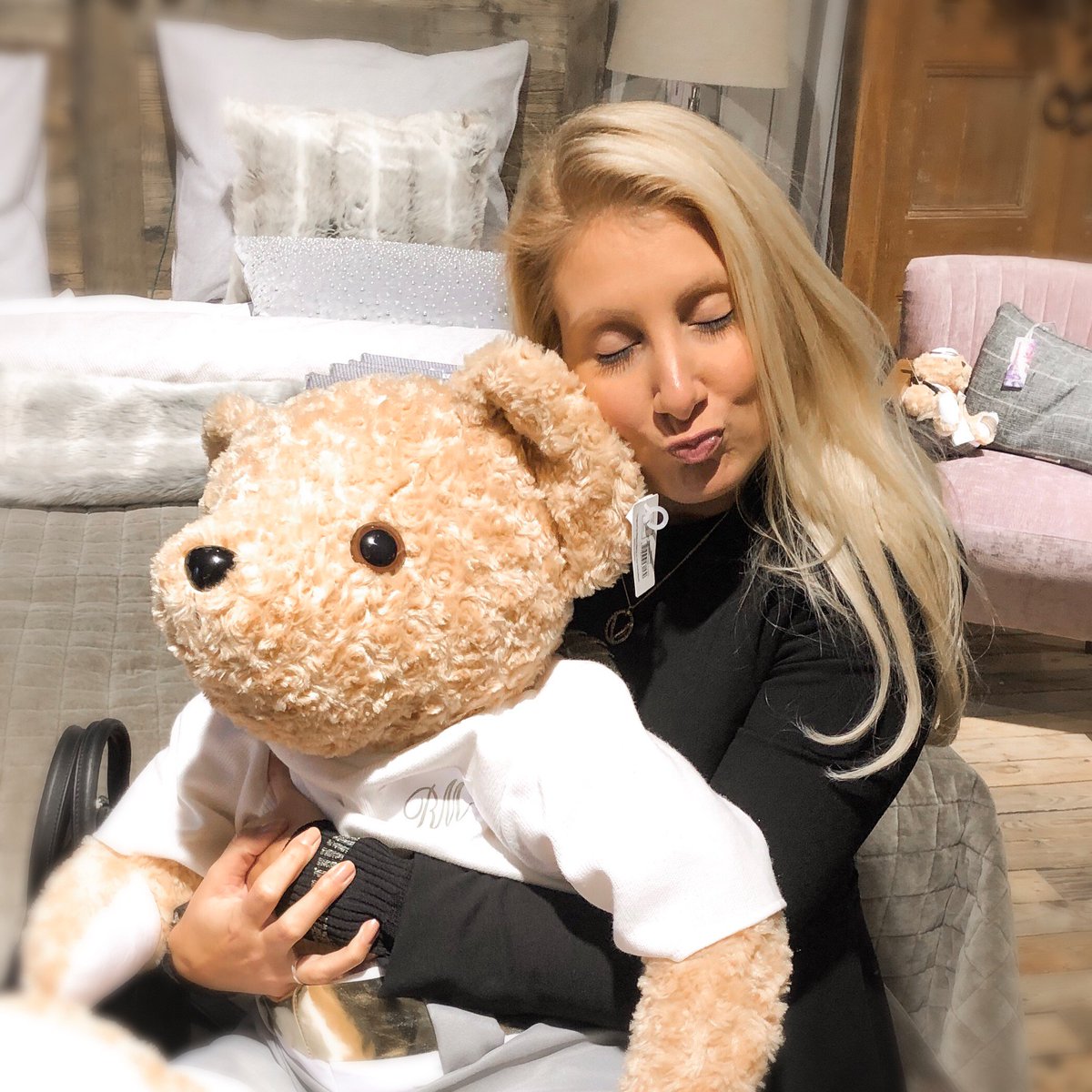 missmilano's tweet photo. ᴍᴇᴇᴛ ᴍᴇ ᴜɴᴅᴇʀ ᴛʜᴇ ᴍɪsᴛʟᴇᴛᴏᴇ 😘🎄✨ #merrychristmas #teddykisses #cute #xmasgoals #ootd #zara #mistletoe #rivieramaison https://t.co/Acn6xaJPvu